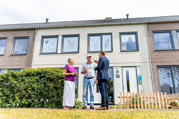 Tevreden bewoners bij hun woning in Petten, in gesprek met Itho Daalderop