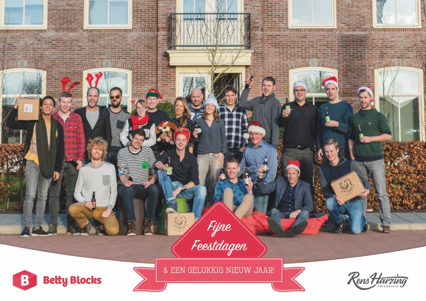 Teamfoto van Betty Blocks, op A4 gedrukt en bovenin de borrelbox gelegd